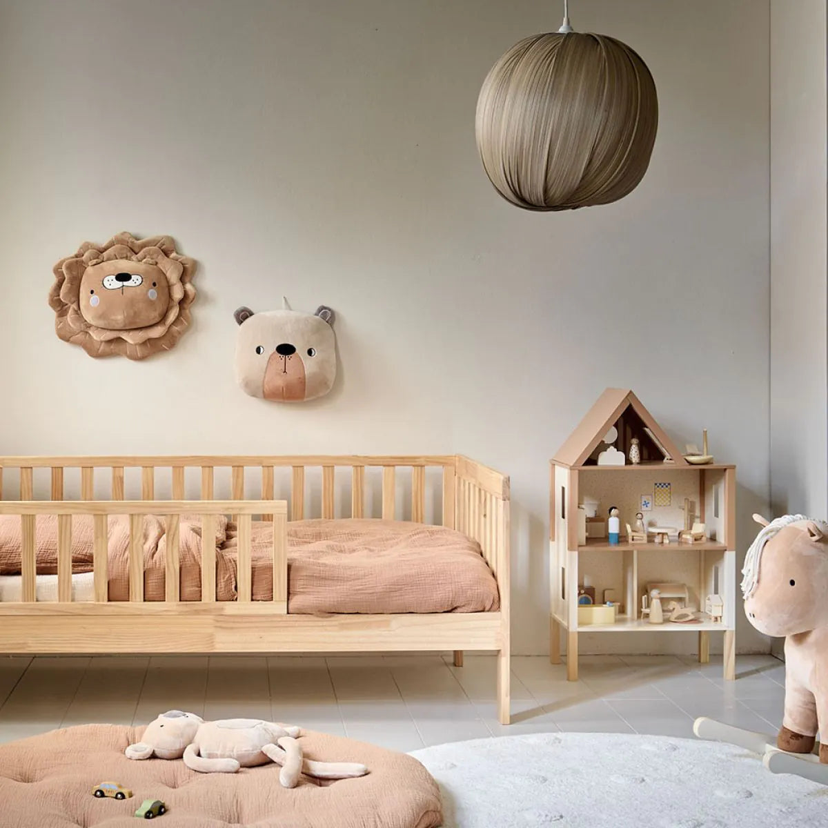 Maison de Poupées en Bois avec Ensemble de 17 Meubles – Couleur Beige